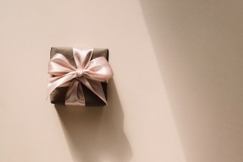 The Ultimate Guide to Choosing Meaningful Gifts for Anniversaries